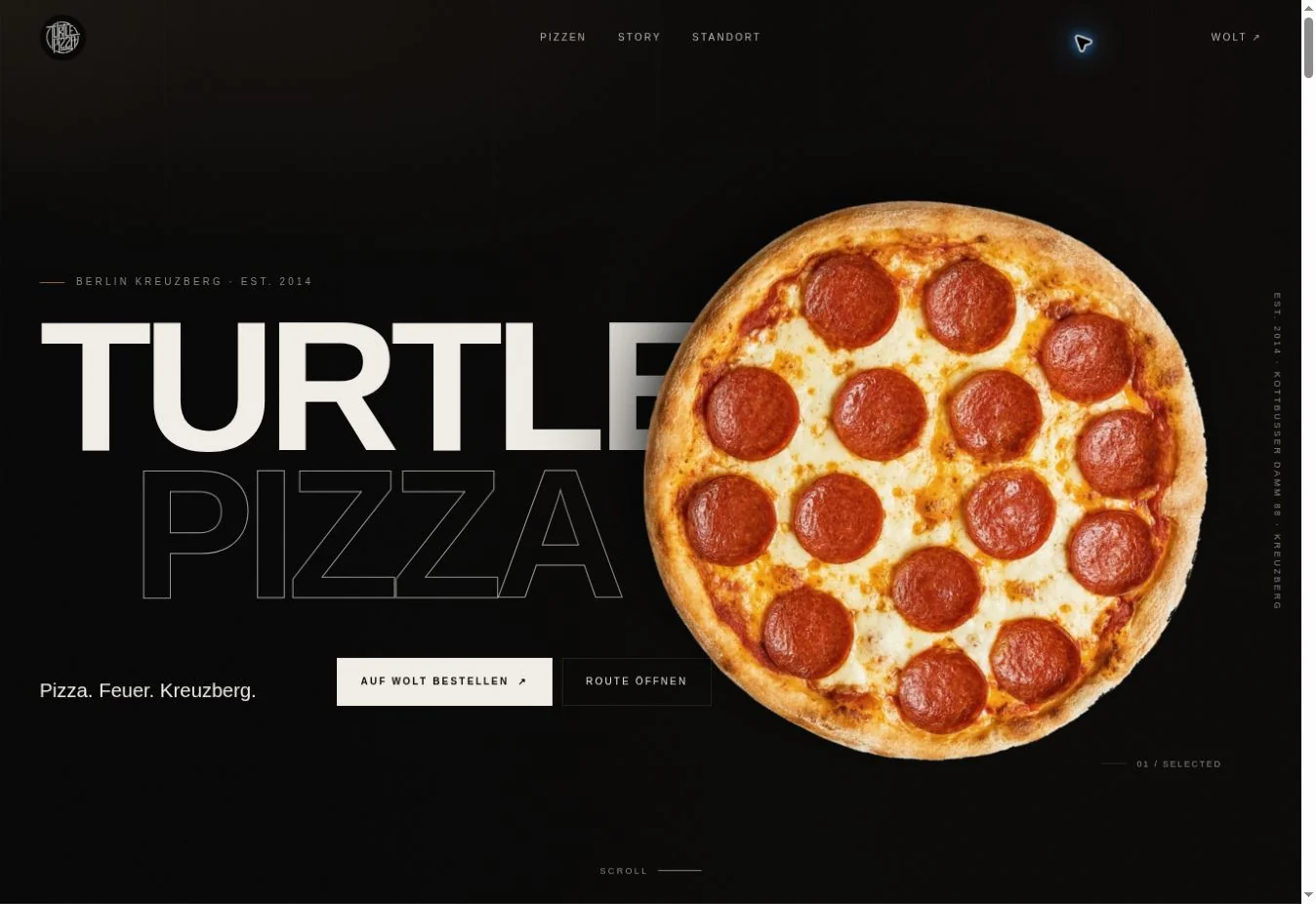 Originales Turtle Pizza Foto: ofenfrische Pizza auf einem Holzbrett